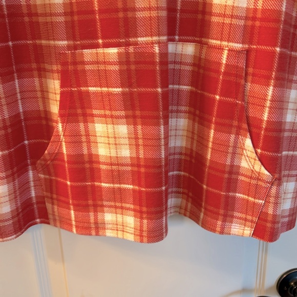Women’s Plus Size Plaid Top - Picture 2 of 5